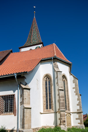 Außenrenovierung Petruskirche Gerlingen Chor mit Blumenwiese